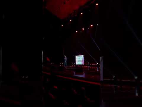 «Դավաճանը հայրենիք է հանձնում» գրությամբ պաստառ՝ Հովհաննես Դավթյանի ներկայացման ժամանակ