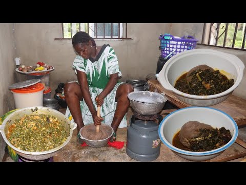 LUNCH TIME !! COOKING THE MOST DELICIOUS NIGERIAN VEGETABLE SOUP RECIPE + AMALA || AFRICAN FOOD...