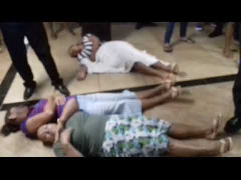 Muitas curas libertação revelações e milagres no ponto de culto