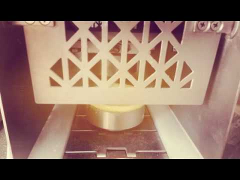 Prensa de tartaletas trabajando / maquinaria pastelería