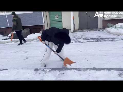 Поможем вместе – жители города помогают справляться с последствиями снегопада
