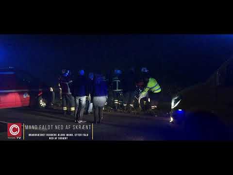 Mand fald ned ad skrænt ved voldgrav