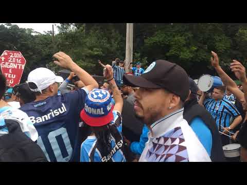 "Ai Vem A Banda do Monumental - Deslocamento Grenal 418" Barra: Geral do Grêmio &bull; Club: Grêmio