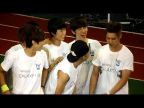 120807 Seungho being friendly with B1A4 @ Idol Big Match