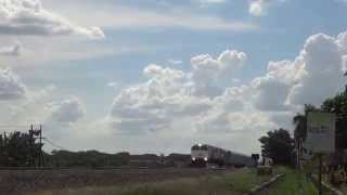 preview picture of video 'Kereta Kepresidenan RI-2 lepas Stasiun Bojonegoro.'