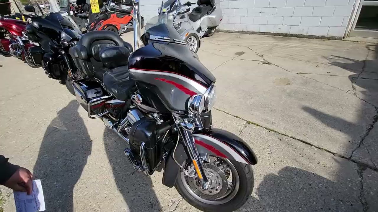 2006 Harley-Davidson® CVO™ Screamin' Eagle Electra Glide Motorcycle
