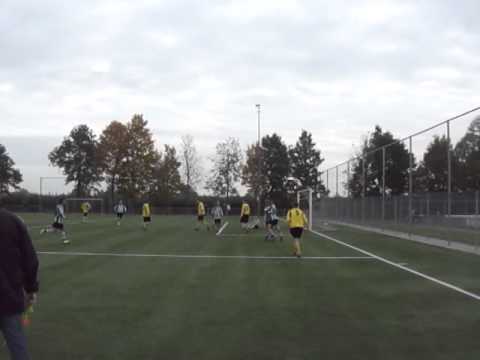 Tricht A1 scoort de 2-0 tegen Wilhelmina (29-10-2011)