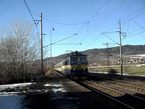 Příjezd vlaku Os 7077 + průjezd nákladního vlaku - Málkov, 16. 1. 2011