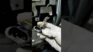 How To Replace Headlight Bulb on 2003 buick park avenue Part 4