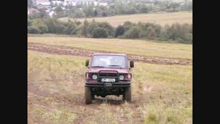 preview picture of video 'Toyota Land Cruiser LJ 70 (2,4TD 2L-T) in mud field'