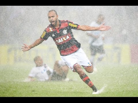 Em clássico cheio de confusões, Fla vence Vasco com dois de Alecgol