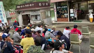 樫内利政 撮影　ノボリでアピール