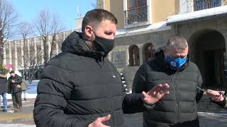 Четерима хасковлии, недоволни от снегопочистването, излязоха на протест пред общината