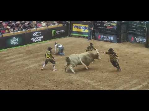 Braidy Randolph vs Grey Smoke 85.75pts Round 1 Ty Murray Invitational PBR ABQ