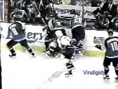 Heins crosschecks Konowalchuk's head 98-99