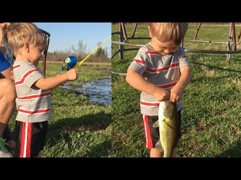 男童用玩具釣竿一樣釣到魚