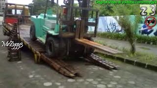 preview picture of video 'Unloading Forklift Trailer Truck Style'