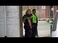 In de straat was een man bezig om in te breken in een auto.