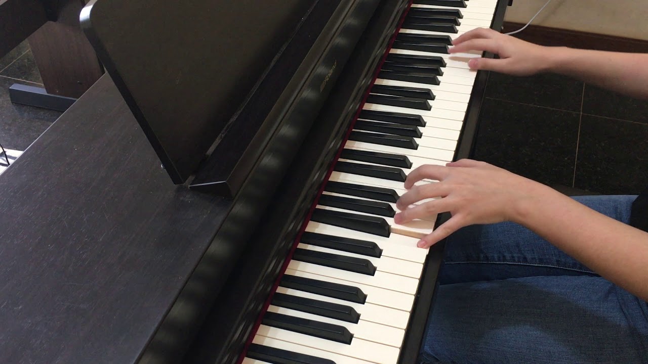 Aluno da Keynote tocando piano — clique para ver no YouTube