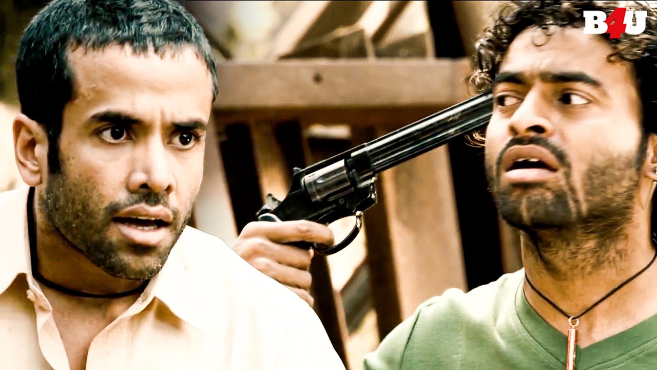 तुषार कपूर को मिली गन और बम्ब से भरी बैग - Shor in the City (2011) - Tusshar K