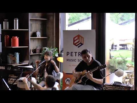 Price Tag - Jessie J; Cover by Maia Malancus. Live acoustic session.