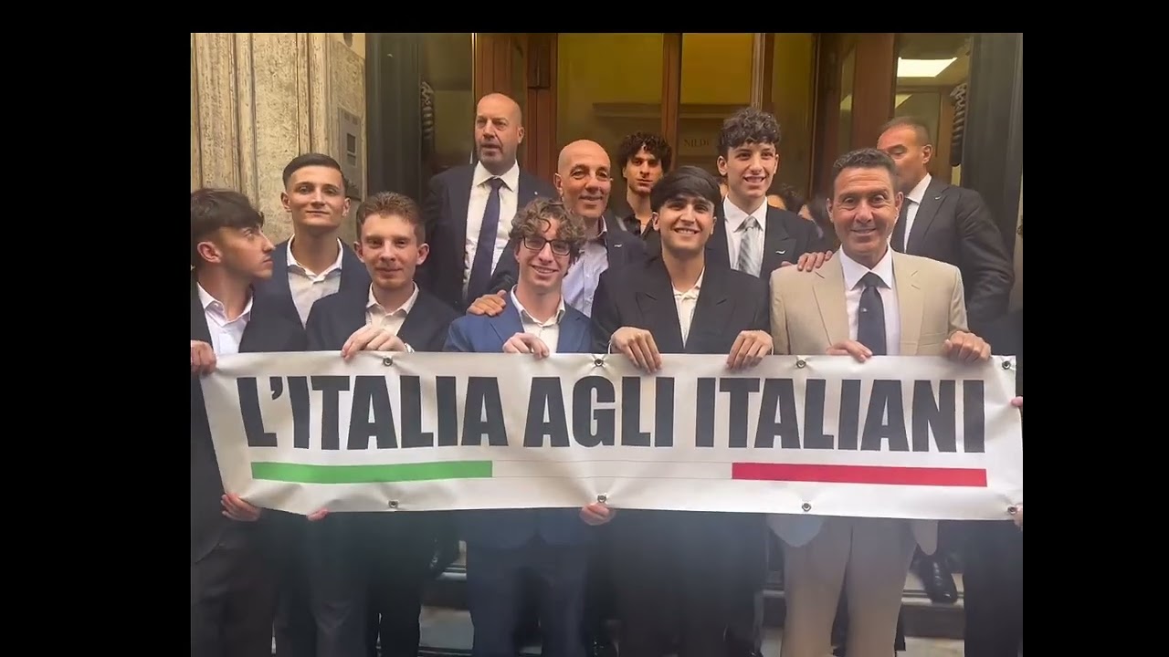 VANNACCI CON ALCUNI STUDENTI ALLA CAMERA DEI DEPUTATI