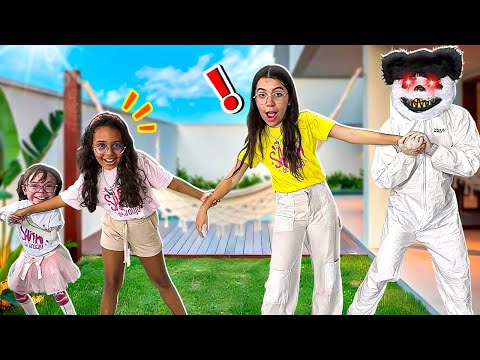A MONSTER PANDA INVADED OUR HOUSE! - Sarah de Araújo