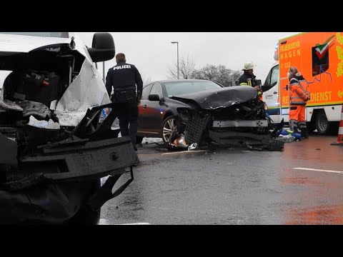 [Feuerwehreinsatz] Unfall mit drei Verletzten an der Bahnhofshinterfahrung