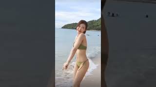 巨乳美女がハミ乳すぎるビキニ姿で恥じらい気味に踊ってるよ！