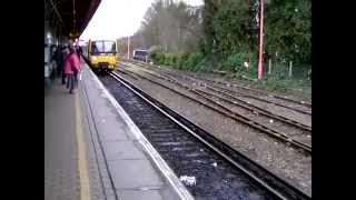 preview picture of video 'FGW Class 166 206 arrives at Redhill for Reading 02/04/2015'