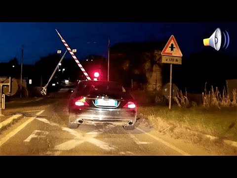 In attesa al passaggio a livello di Castelnuovo Calcea (AT) # railroad crossing # bahnübergang