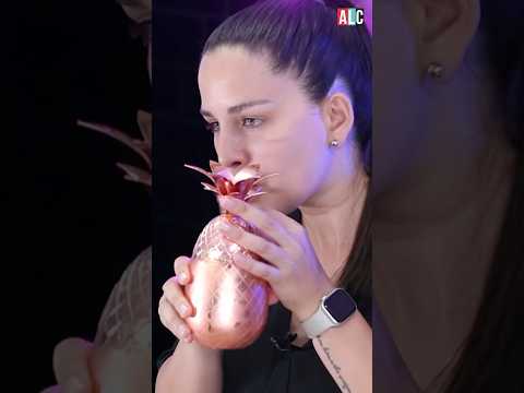 This is how you prepare a Piña Colada 🍍