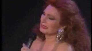 Rocío Jurado acompañada de un piano. 2