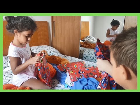 ALANA ACORDA NO DIA DE SEU ANIVERSRIO E ABRE SEU PRESENTE