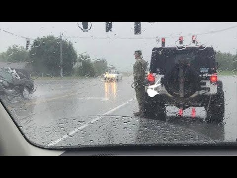 Soldat steigt trotz Regen aus seinem Auto - Als man erfährt warum, kommen einem die Tränen!