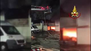 incendio-magazzino-a-napoli-le-immagini-dei-vigili-del-fuoco