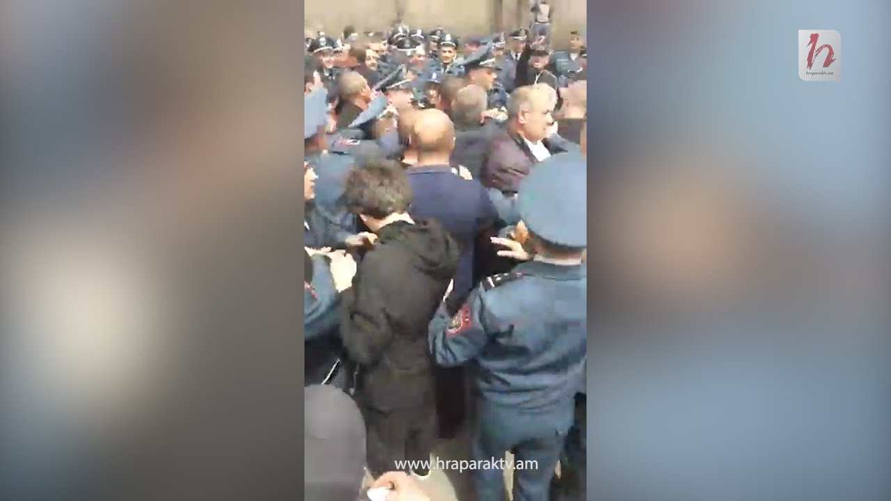 «Մի արա, էս խփո՞ւմ ես, արա». վիճաբանություն ոստիկանների եւ ցուցարարների միջեւ