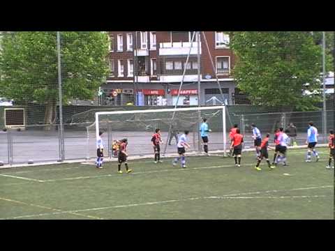 Cabezazo al larguero Josu al Salesianos. Amistoso