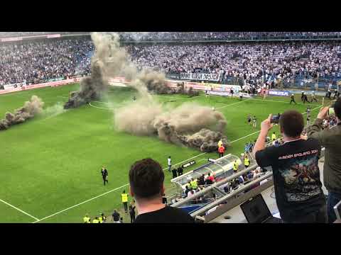 Wściekli kibice Lecha wbiegają na murawę. Lech Poznań - Legia Warszawa