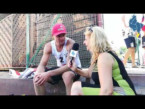 Jakub Szałankiewicz podczas turnieju finałowego MP w Siatkówce Plażowej Września 2022.