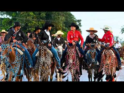 Cavalgada movimenta Senador Guiomard e marca programação da ExpoQuinari
