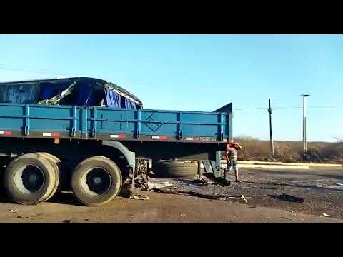 Acidente entre ônibus de banda de forró e caminhão deixa um morto em Macau, no RN