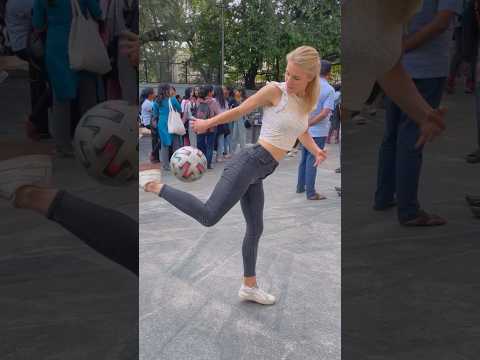 Freestyle on the streets in India ⚽️🙌😎💁🏼‍♀️ #india #footballgirl #street #inspire #aguska #show