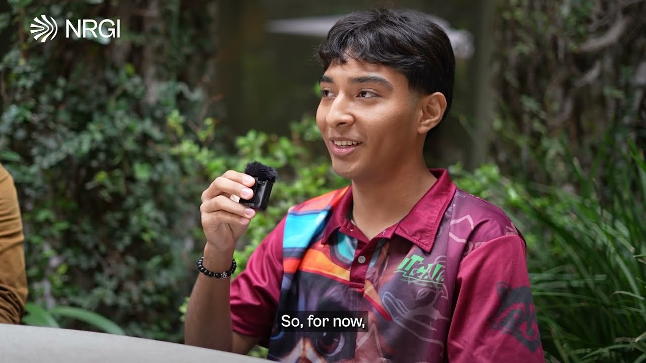 Conversation between young people from Mexico's oil-producing regions