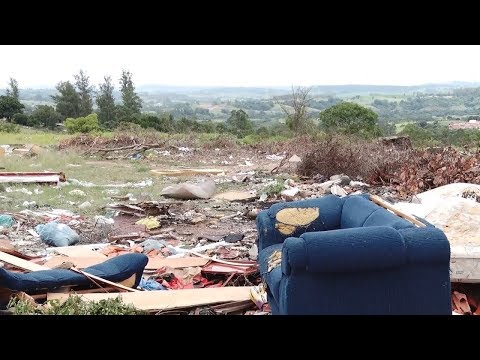 Lixo se acumula em terreno ao lado de escola em Rio Claro