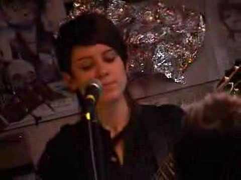 T&S "I know, I know, I know" adoreable little girl in audience sings along