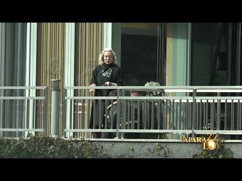 Lepa Brena kažnjena od policije jer se parkirala na zelenoj površini, pa zamalo udarila ljude