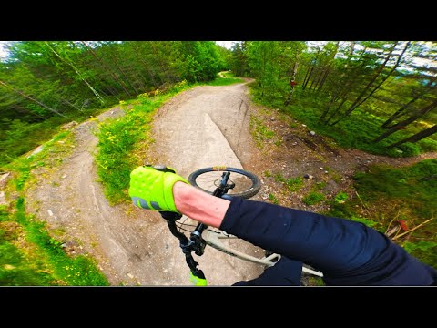 This FLOW TRAIL is FAST! Drammen Bikepark