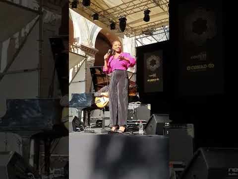 SAMARA JOY sings with the audience at UMBRIAJAZZ