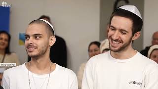 עומר שם טוב, אלי-ה כהן ועומר ונקרט בטקס הבדלה (עדכוני משרד ראש הממשלה) - התמונה מוצגת ישירות מתוך אתר האינטרנט יוטיוב. זכויות היוצרים בתמונה שייכות ליוצרה. קישור קרדיט למקור התוכן נמצא בתוך דף הסרטון